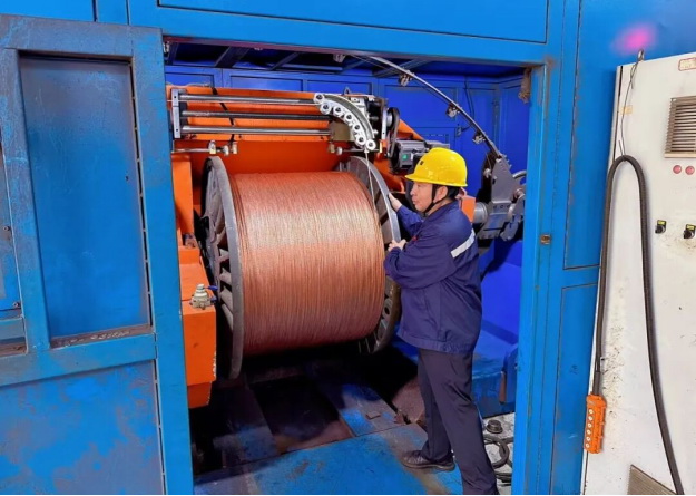 以金属为经纬，，，，，，，，以岁月织匠心——记微光系列之聂选文的十七年坚守